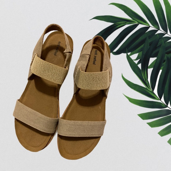 Not Rated Platform Sandals - Picture 1 of 7